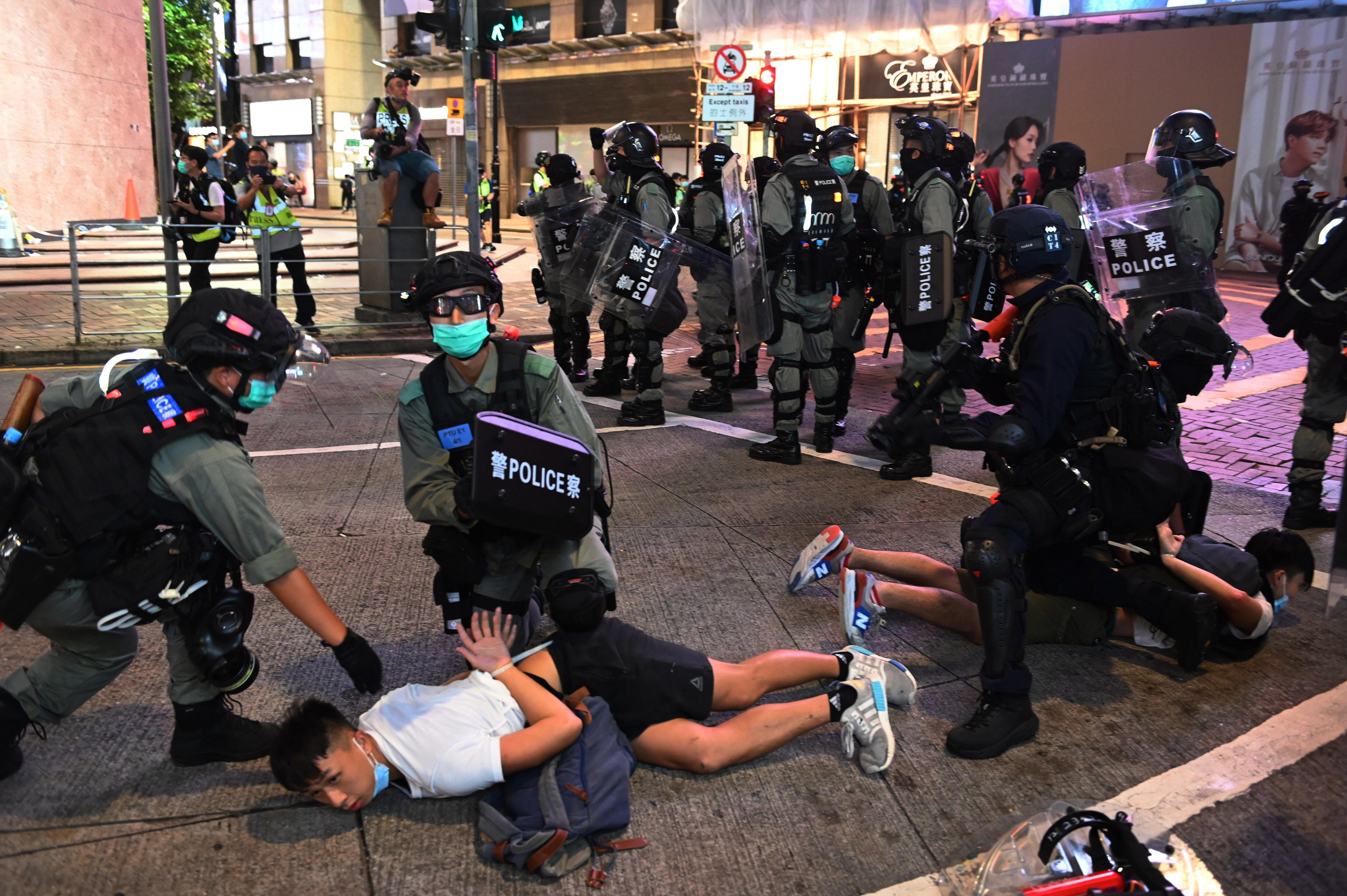 Protestos violentos contra morte de negro sufocado por policial se