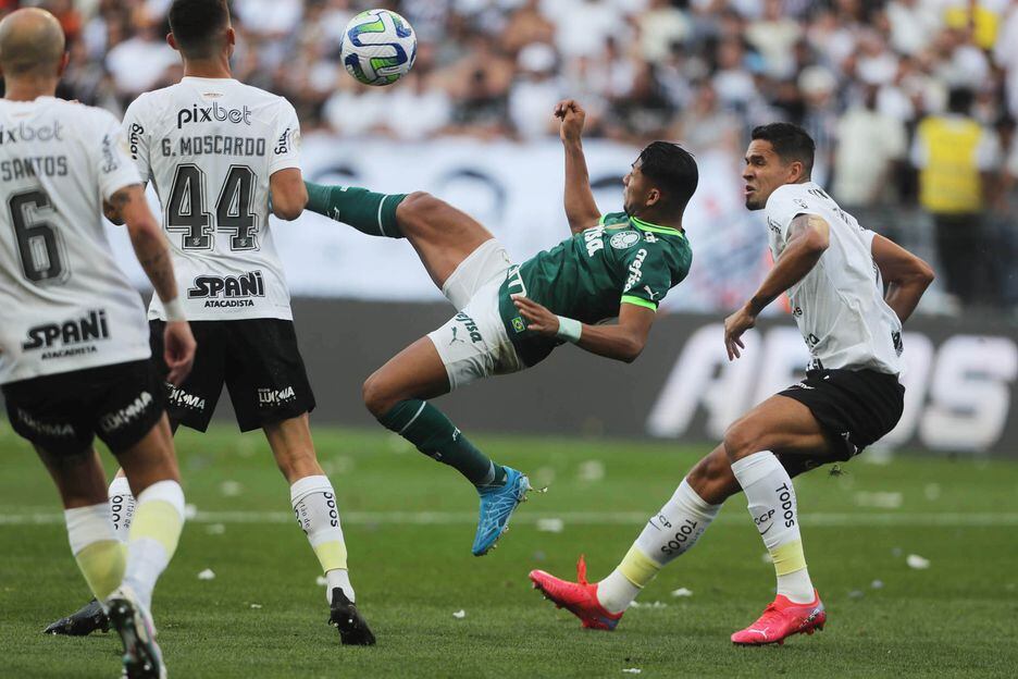 Weverton, do Palmeiras, tem média superior a Cássio, do Corinthians, em pênaltis  defendidos