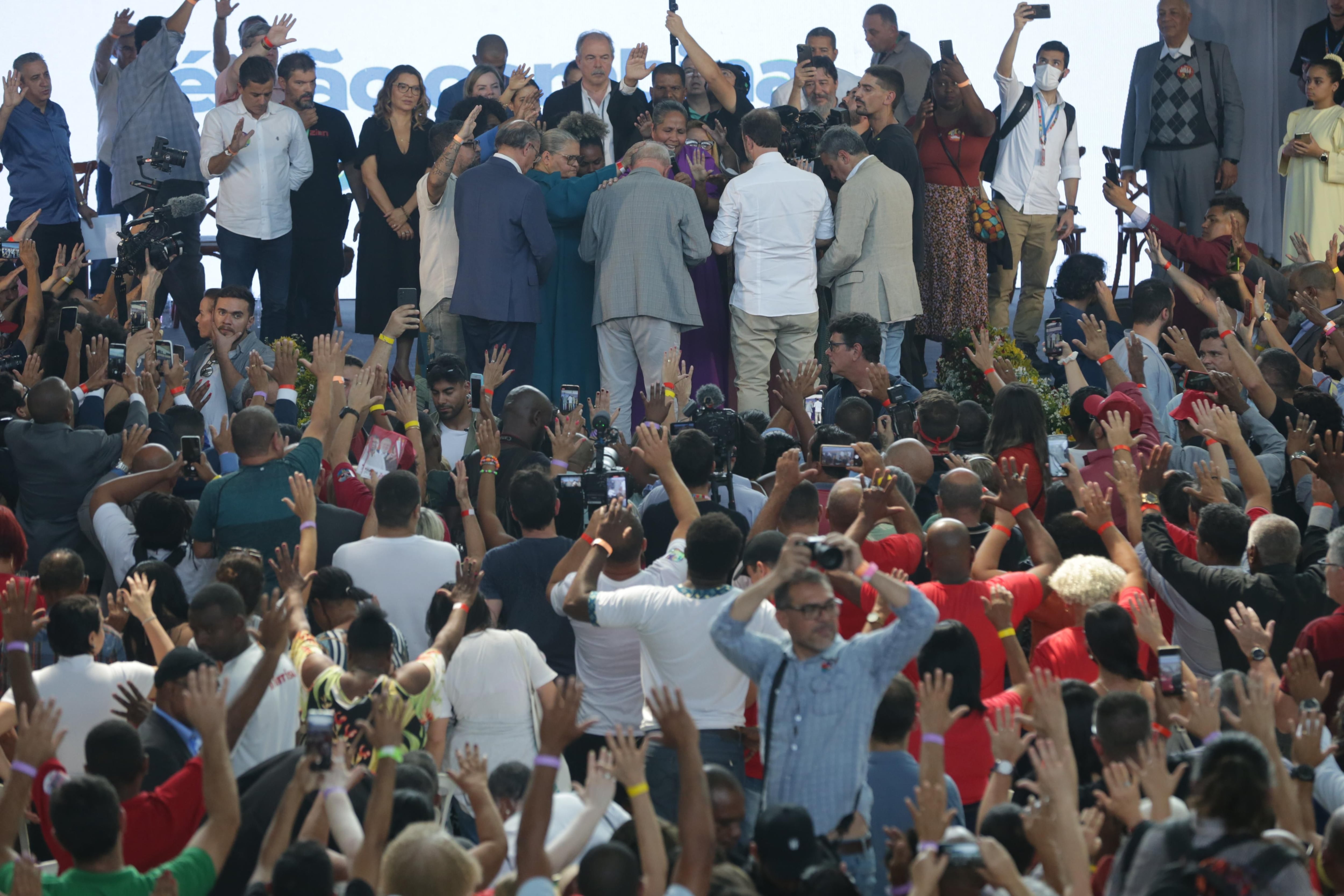 TikTokers evangélicos apoiam Bolsonaro; Lula tenta conquistar cristãos