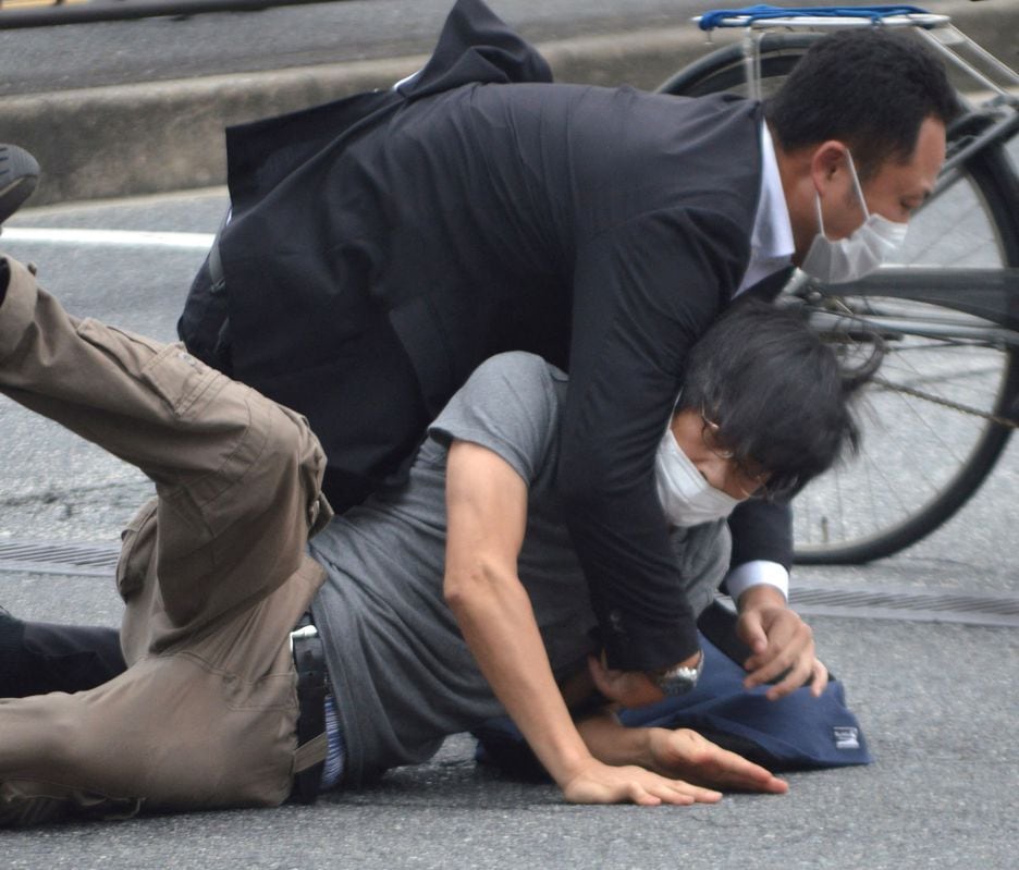 Suspeito de atirar no primeiro-ministro japonês Shinzo Abe, é detido por policiais na estação Yamato Saidaiji em Nara. Foto: Yomiuri Shimbun/KYODO via Reuters