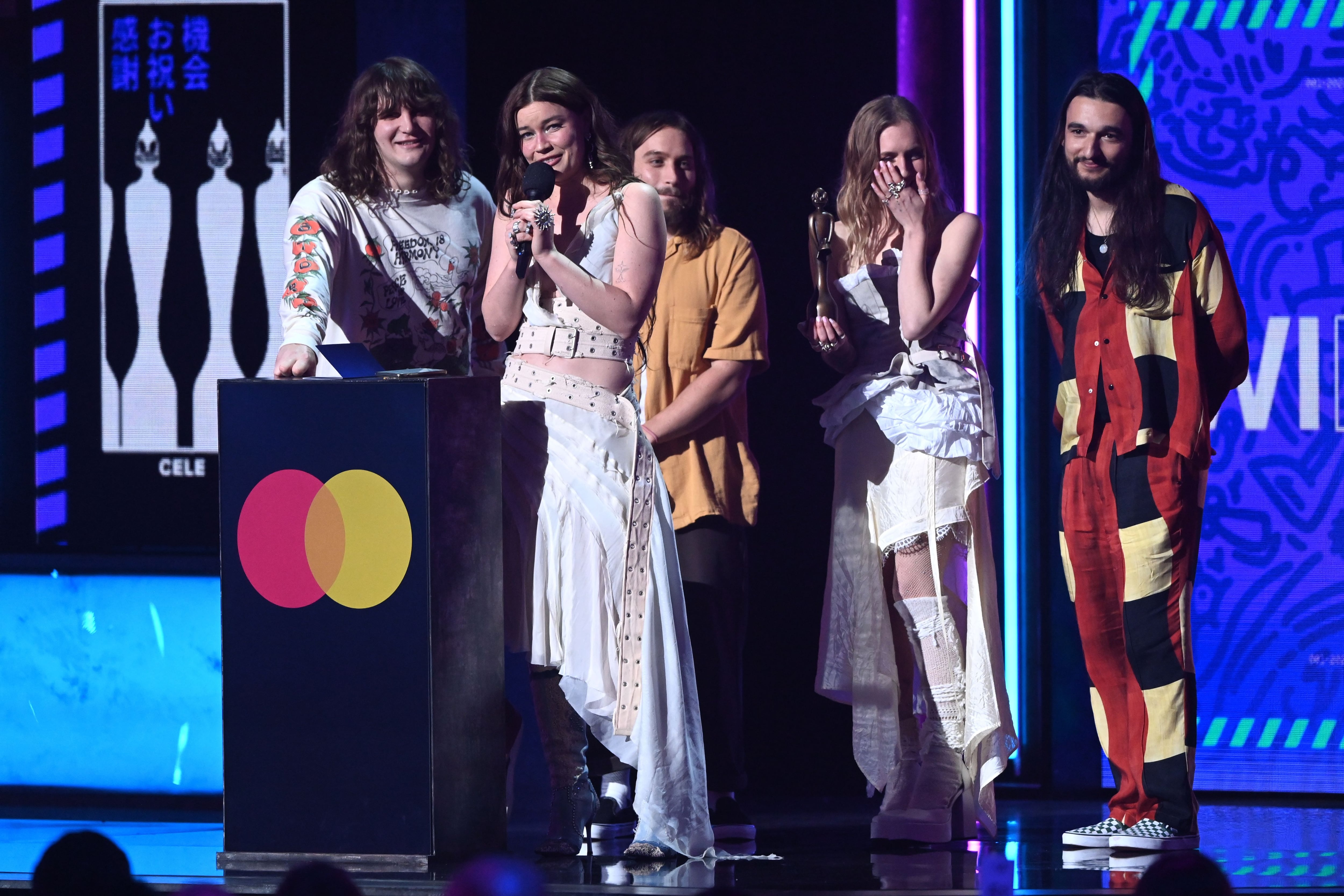 BRIT Awards muda regras de premiação após ver Harry Styles vencedor e R&B  sufocado - Billboard Brasil