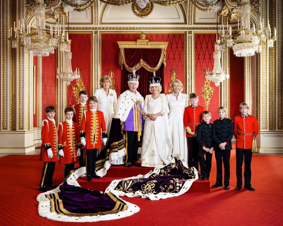 Rei Charles III e rainha Camilla ao lado de membros da família real que serviram como pajens de honra durante a coroação – Foto: Hugo Burnand/Palácio de Buckingham