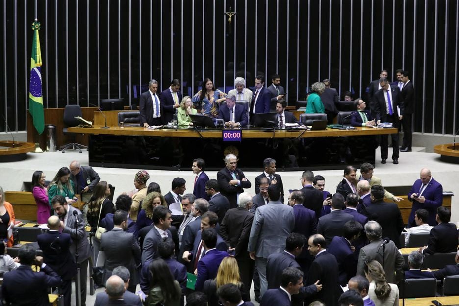 Sessão na Câmara dos Deputados; Dois terços da população não confiam nos partidos políticos no Brasil, aponta pesquisa