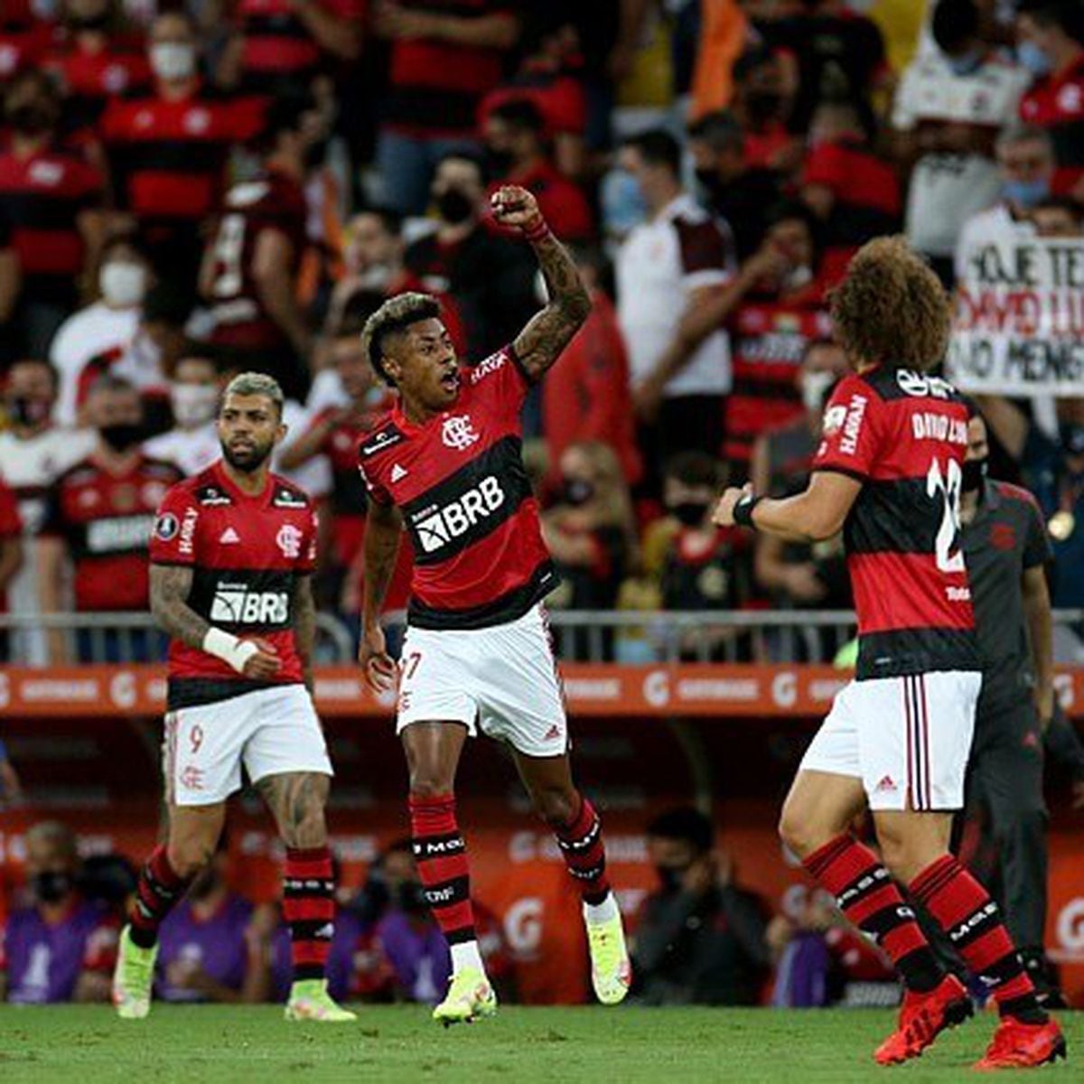 Renato Gaúcho celebra apoio da torcida do Flamengo ao jogador Isla