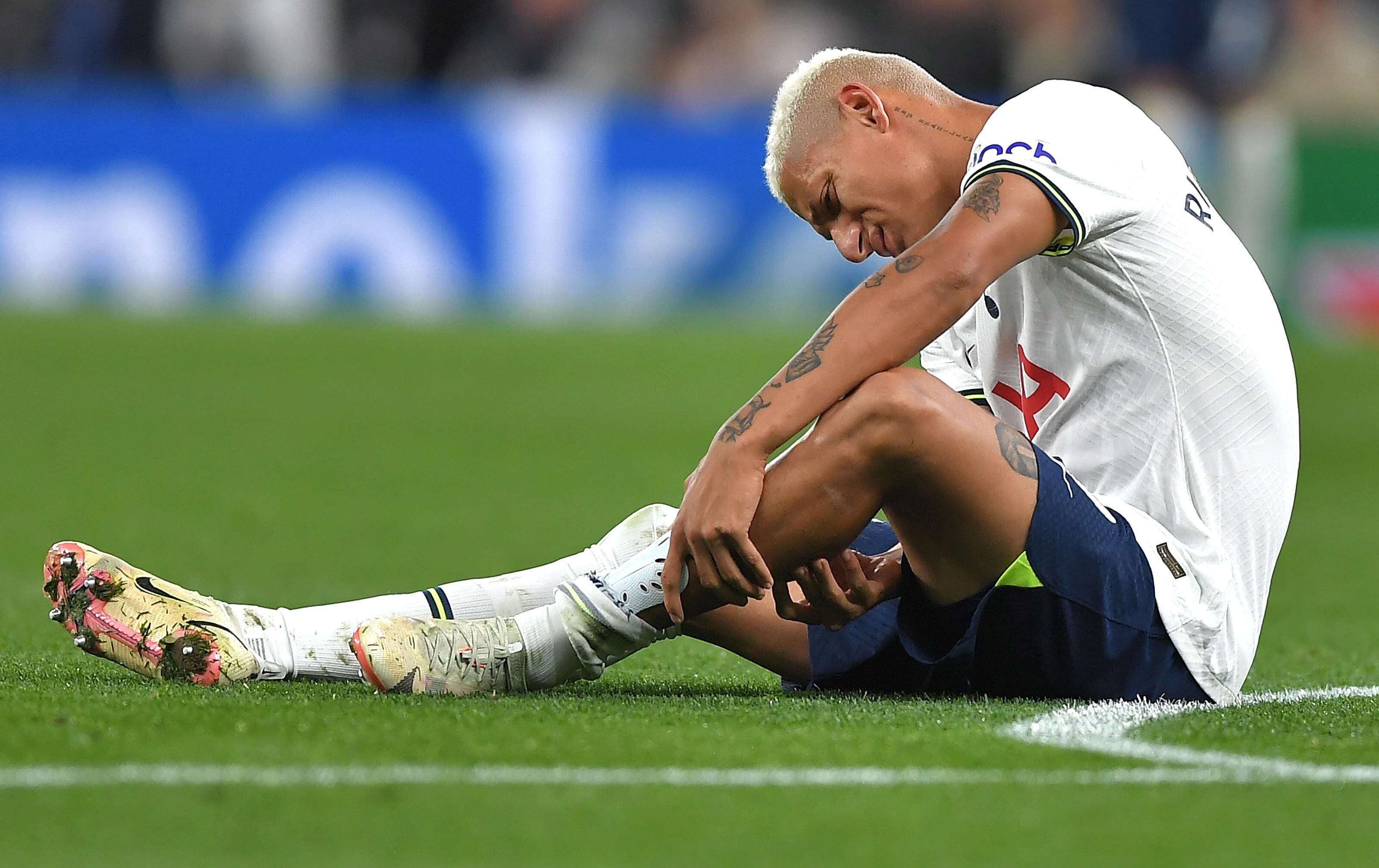 Richarlison sofre lesão e deixa jogo do Tottenham aos quatro