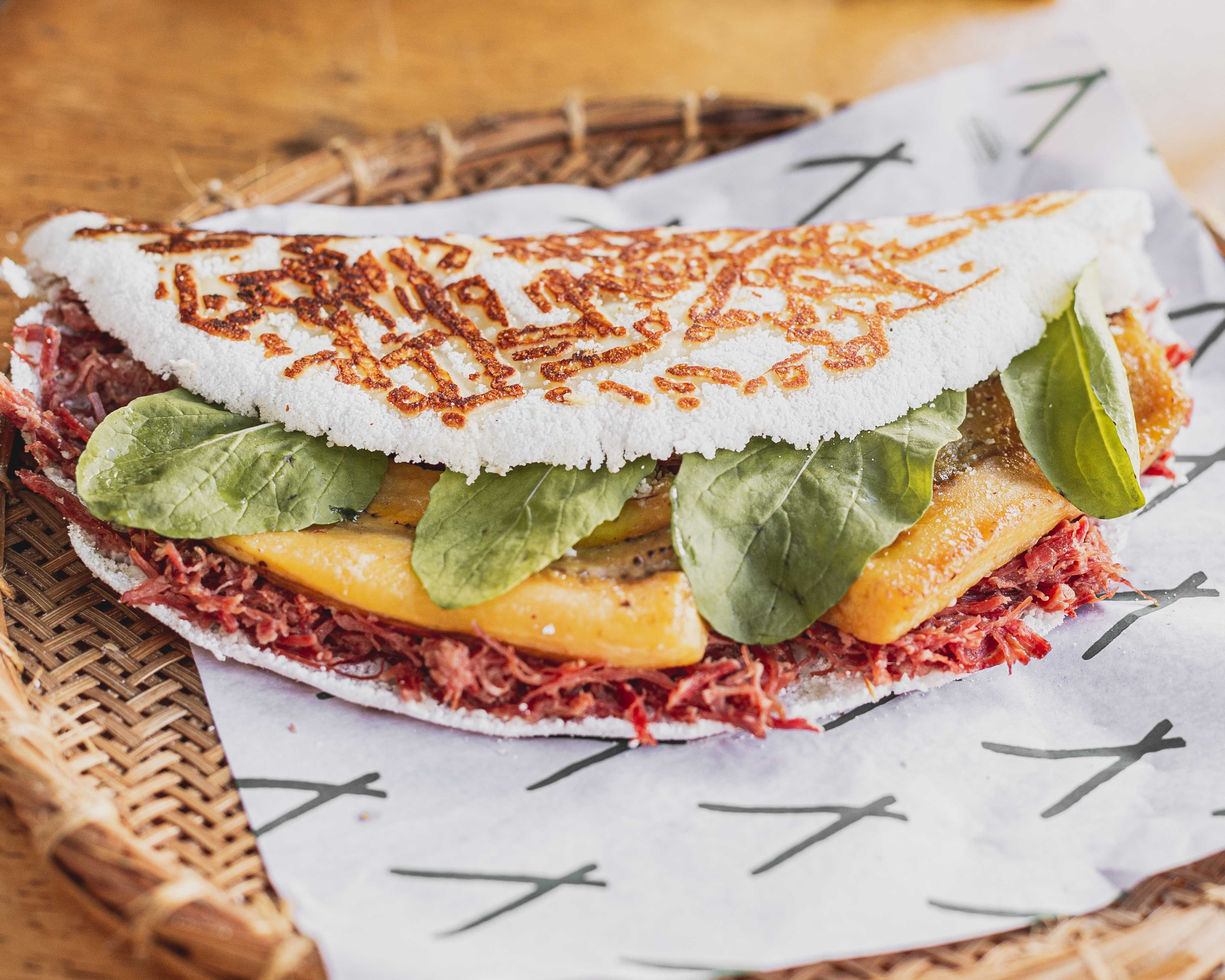 Chimichanga Com Carne à Terra, Feijões E Macro Do Queijo Vertical