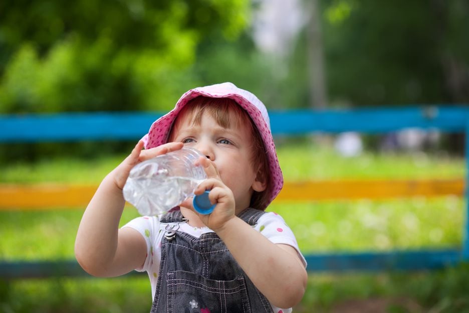 Crianças são mais suscetíveis à desidratação e a quadros de queimadura solar.