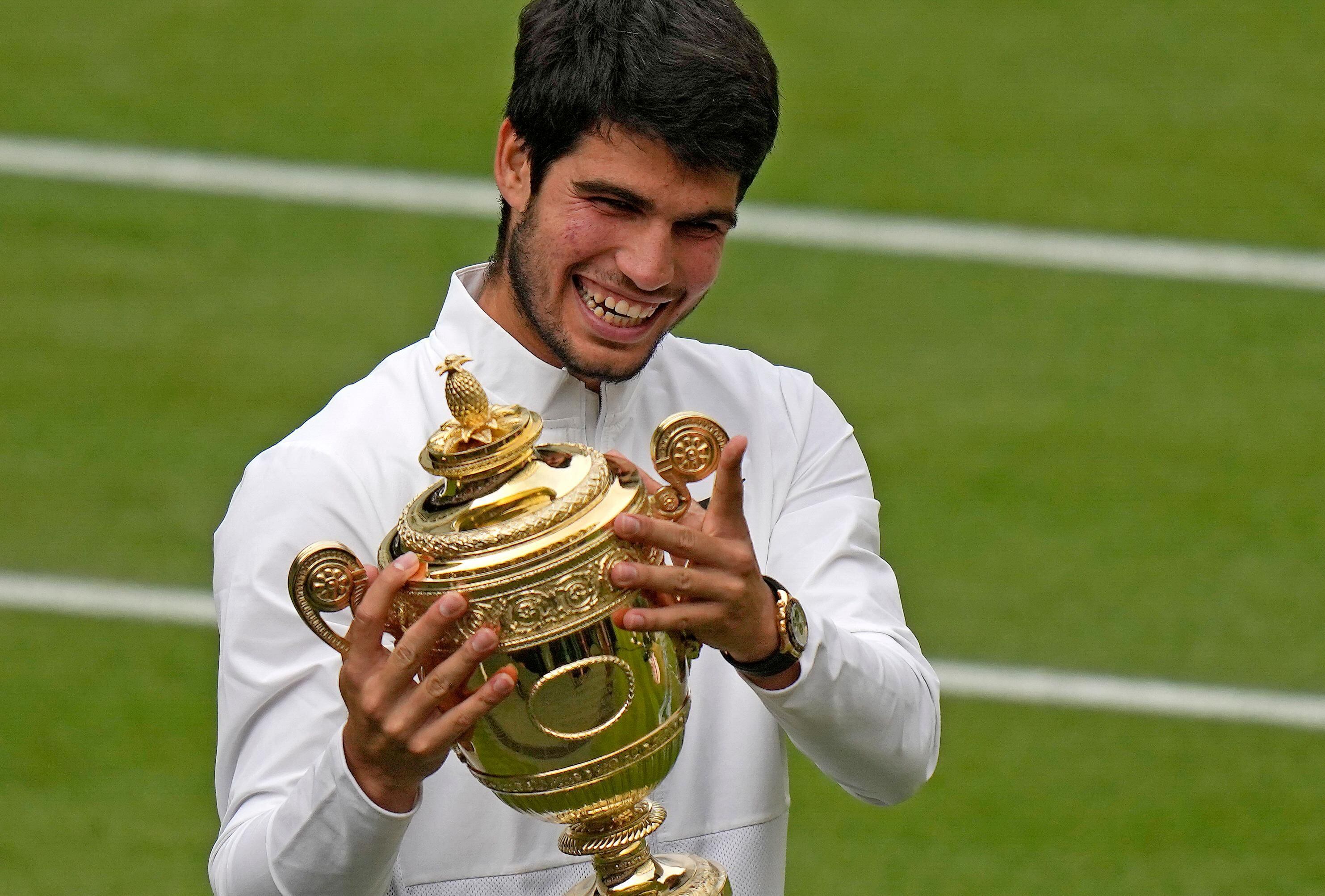 Em Wimbledon, Alcaraz supera Djokovic e é novo campeão do torneio