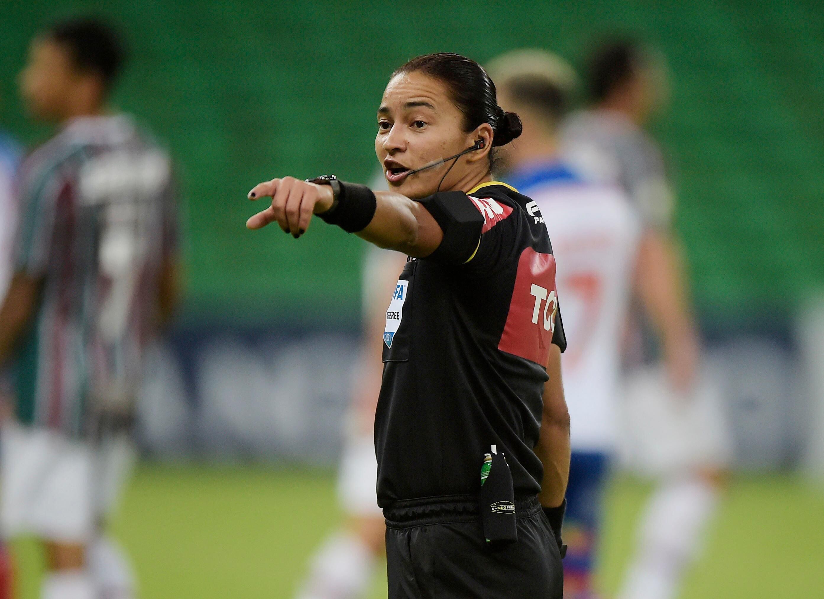 Atacante é eleito o craque do Corinthians na Vila Belmiro; árbitra