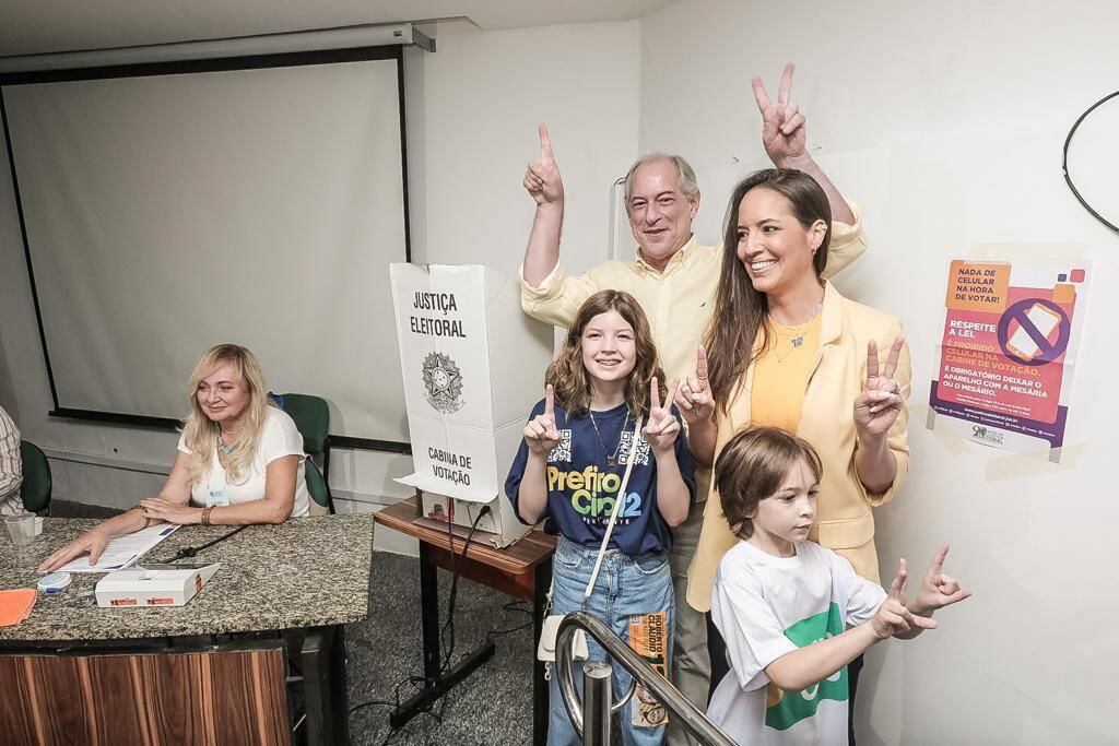 Ciro Gomes vota em Fortaleza e fala em sair da pol tica em caso de