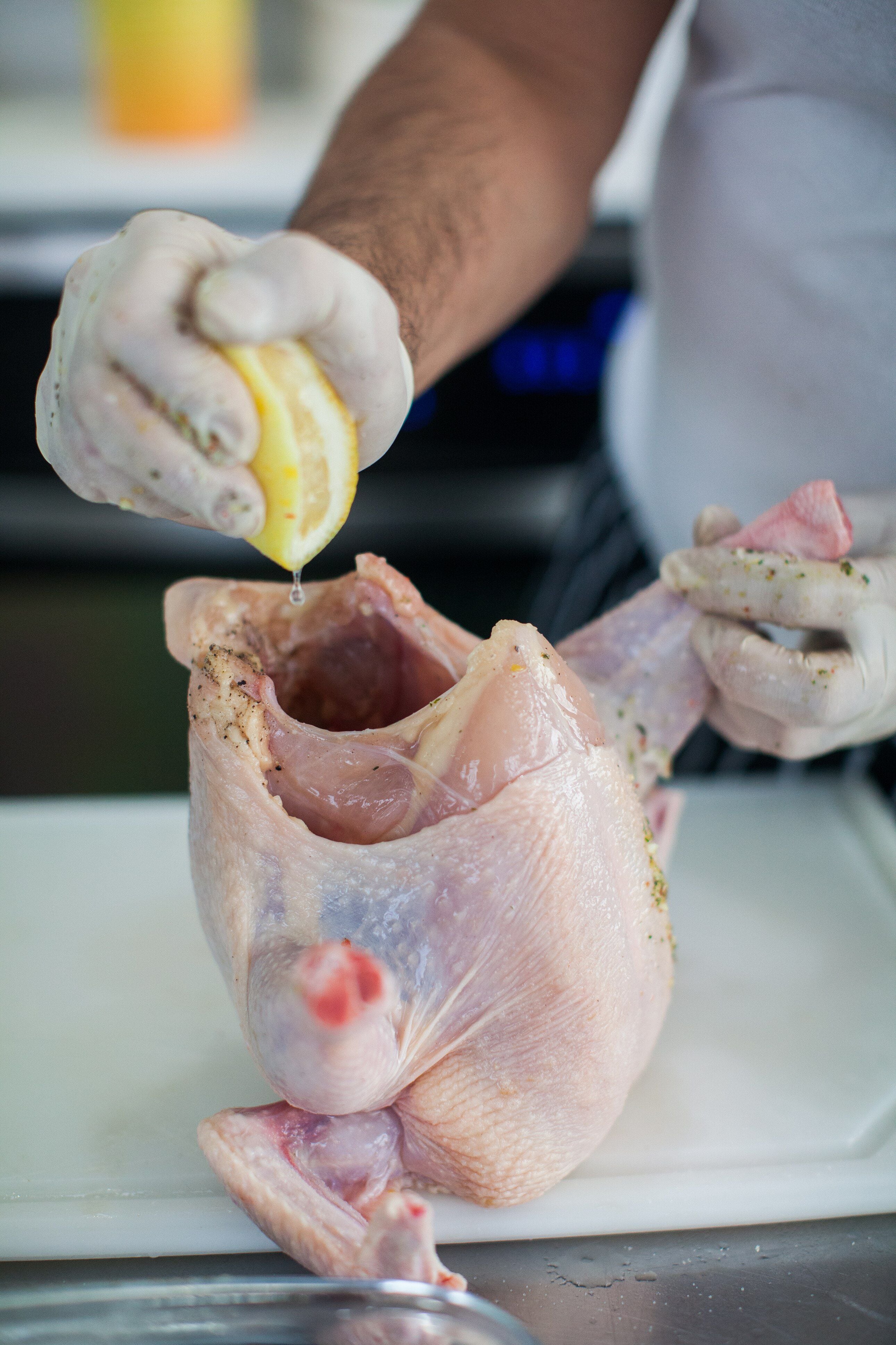 Frango assado com batatas - em uma só assadeira