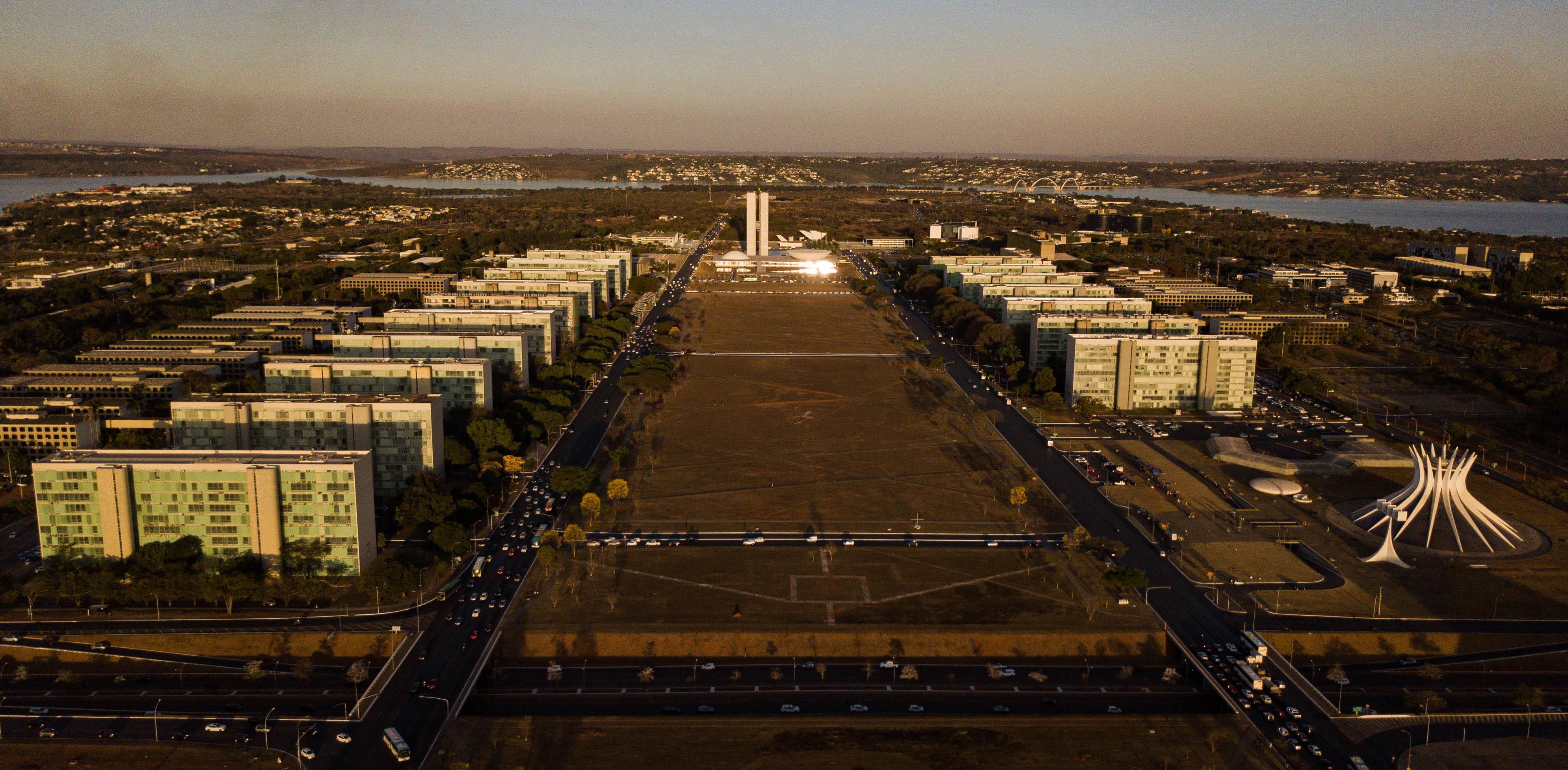 Atualmente, cerca de 40 mil funcionários públicos trabalham nos prédios da Esplanada dos Ministérios, em Brasília, projetados pelo arquiteto Oscar Niemeyer