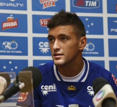 Cruzeiro espera acertar contratação do lateral Eugenio Mena nesta semana