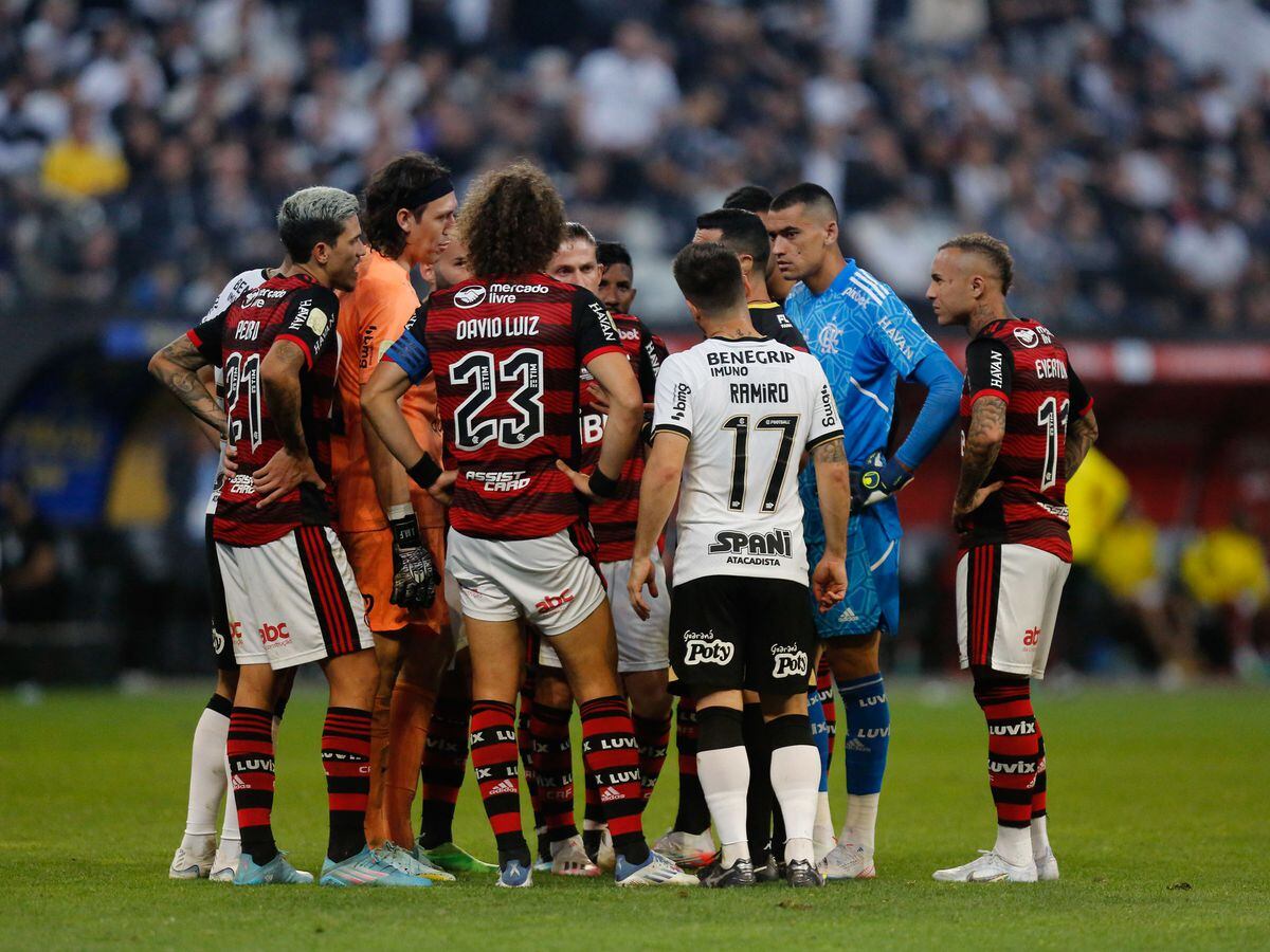 O que o VAR de Corinthians x Flamengo disse sobre a mão de Léo