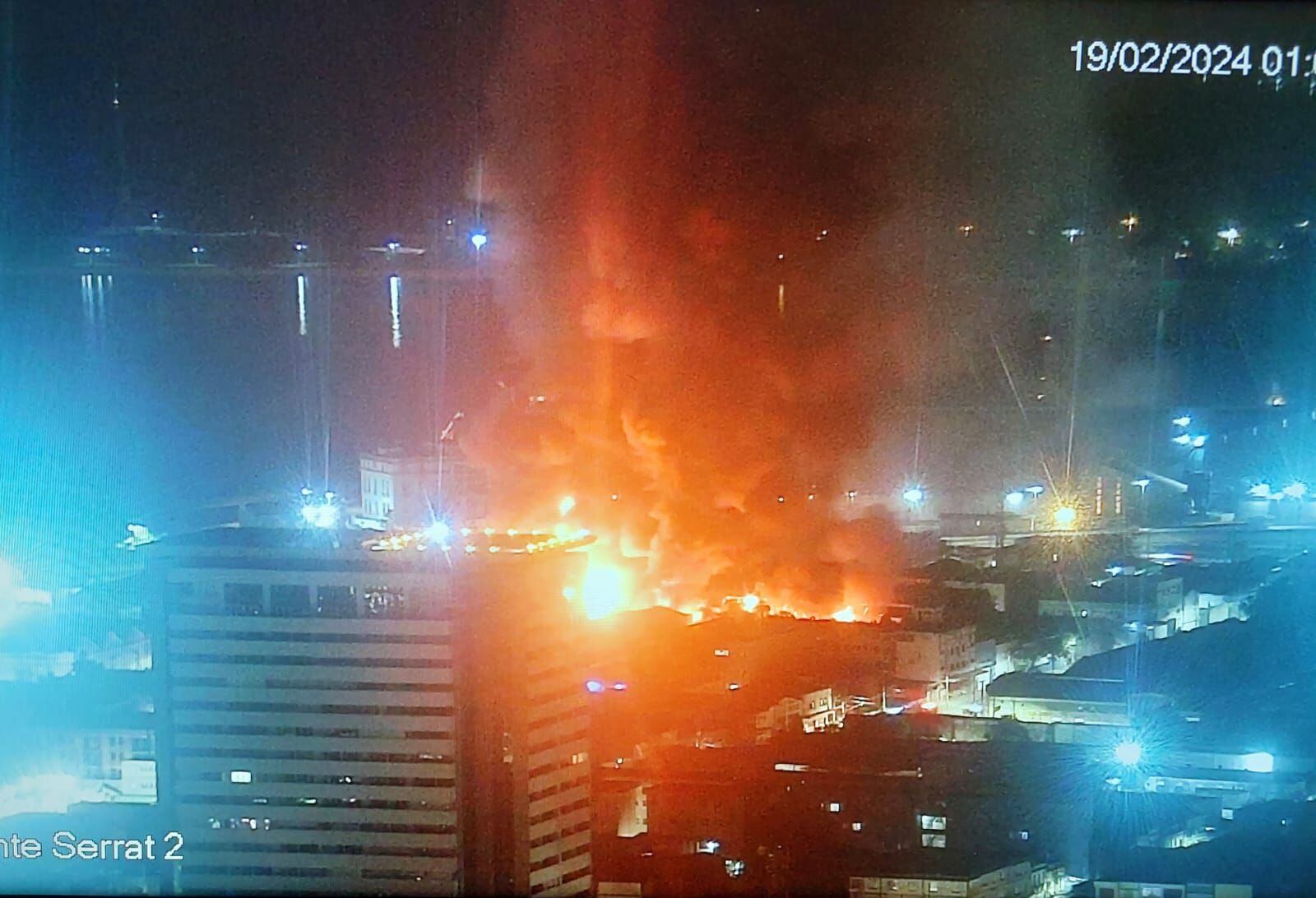 Incêndio atinge galpão na região do Brás, em SP, e deixa feridos; veja  vídeo - Estadão