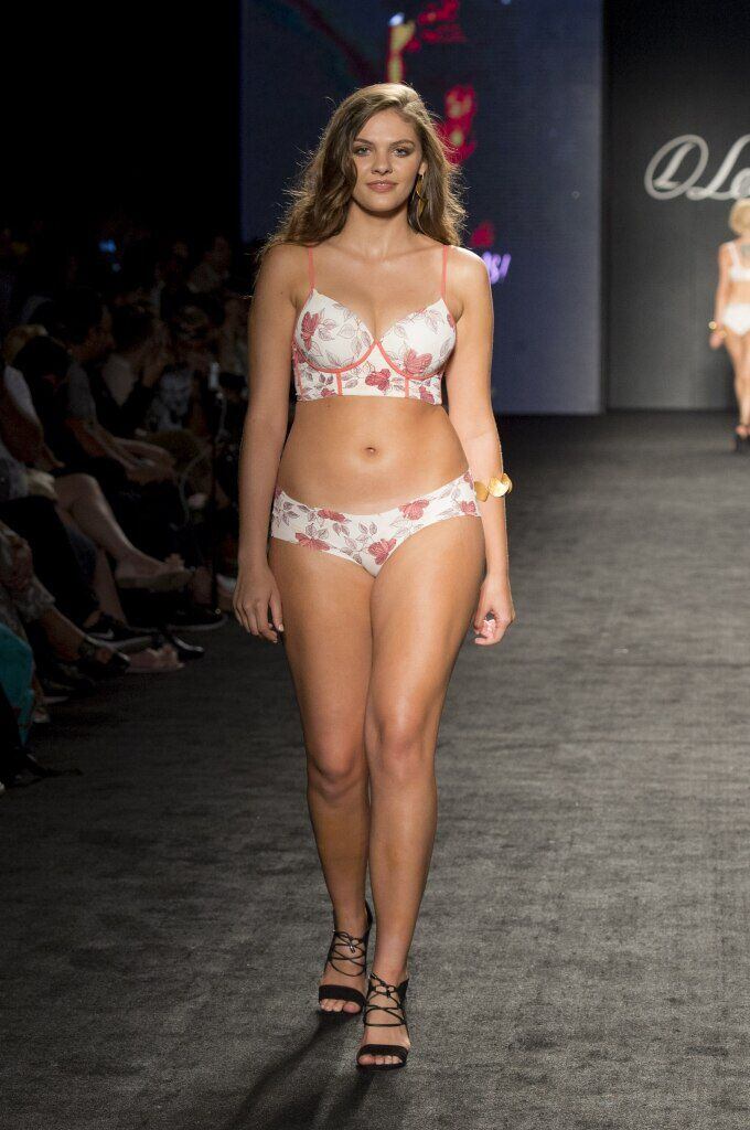 Grife de lingerie inclui modelos com corpos reais na passarela da