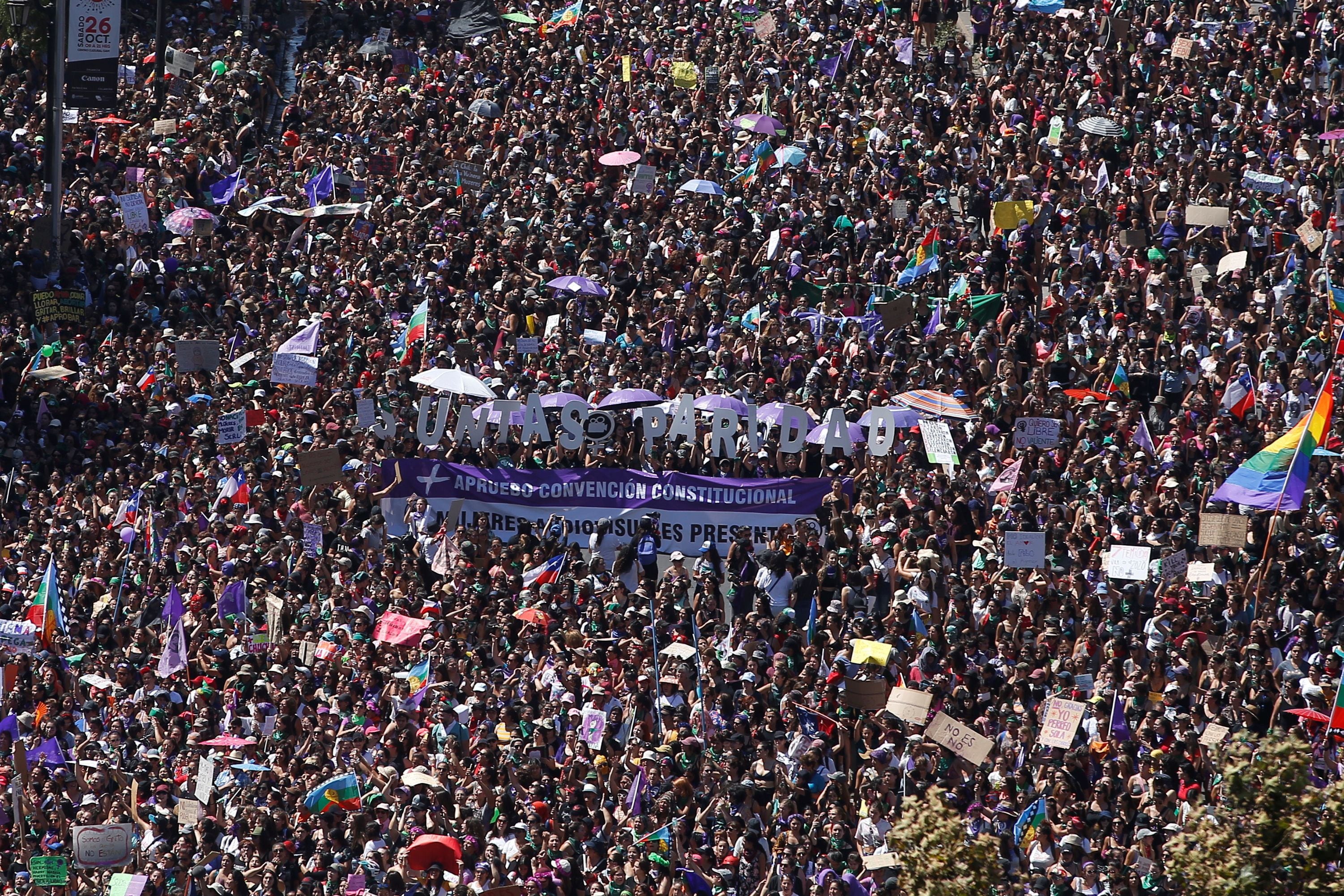 Milhares de mulheres vão às ruas do Chile no primeiro 8M após