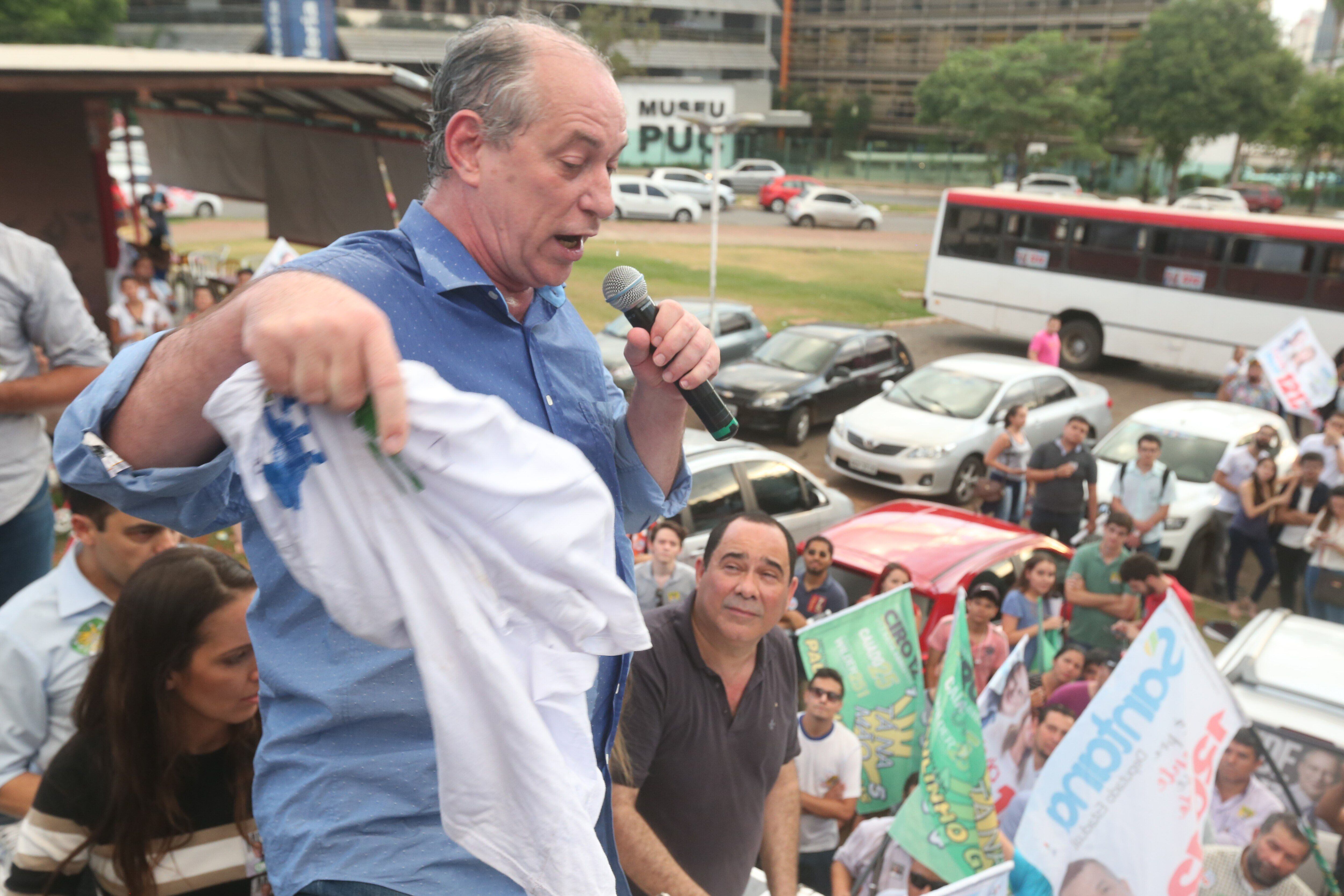 Ap s confus o com eleitor do PSL Ciro volta a xingar Bolsonaro de