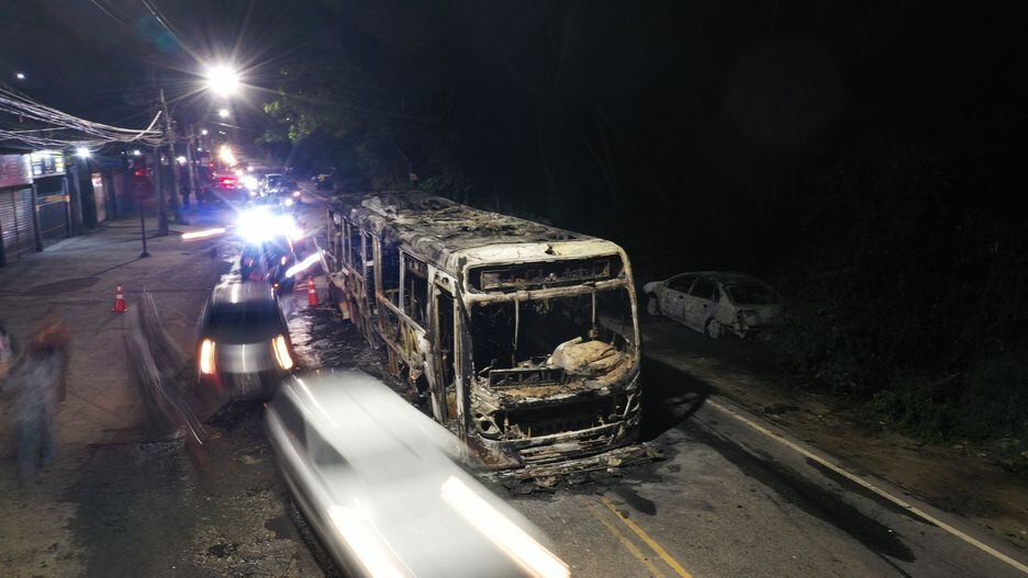 Milicianos queimaram 35 ônibus na zona oeste do Rio depois da morte de um líder da facção criminosa pela polícia