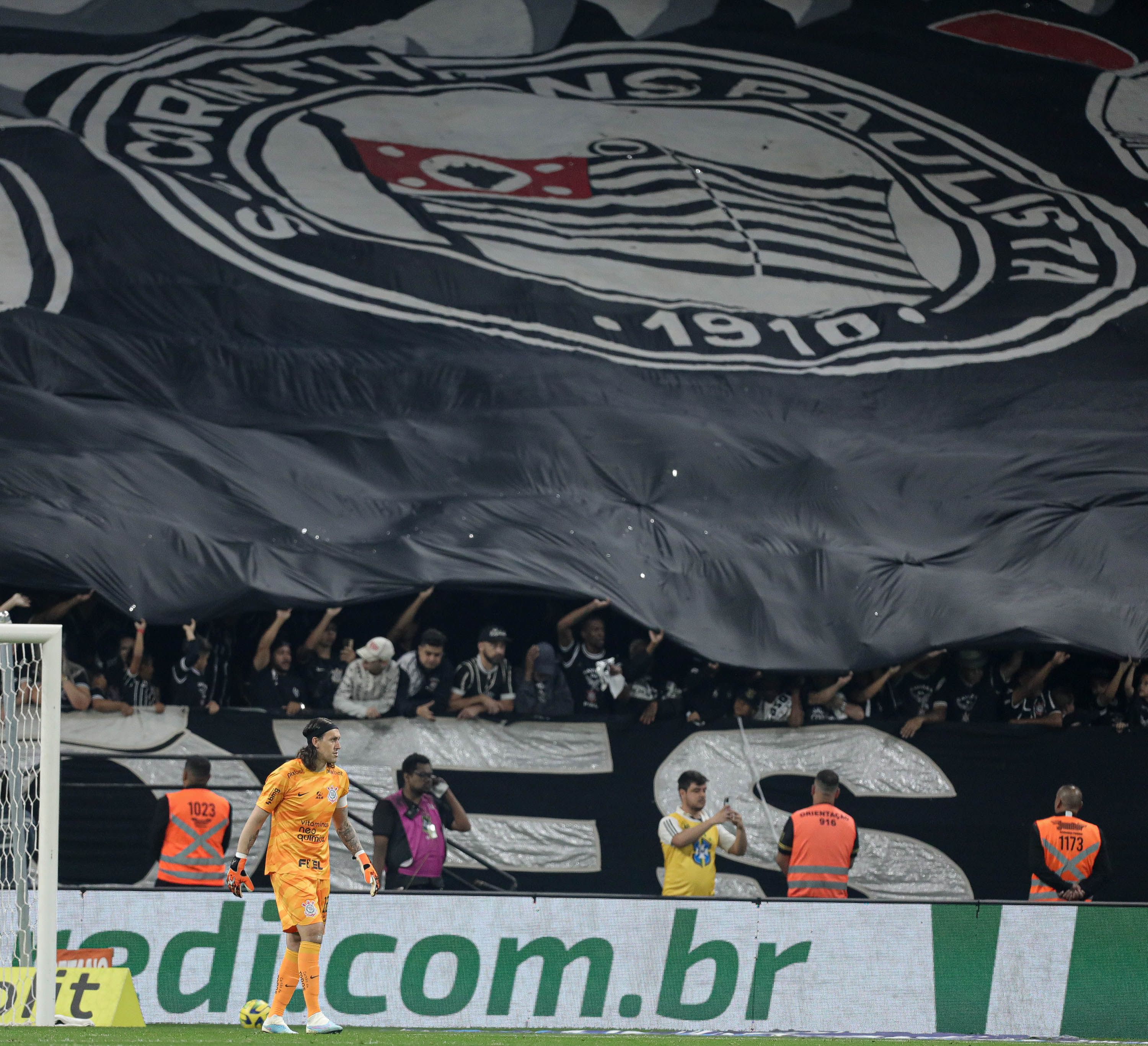 Corinthians é punido por cantos homofóbicos e vai jogar sem torcida