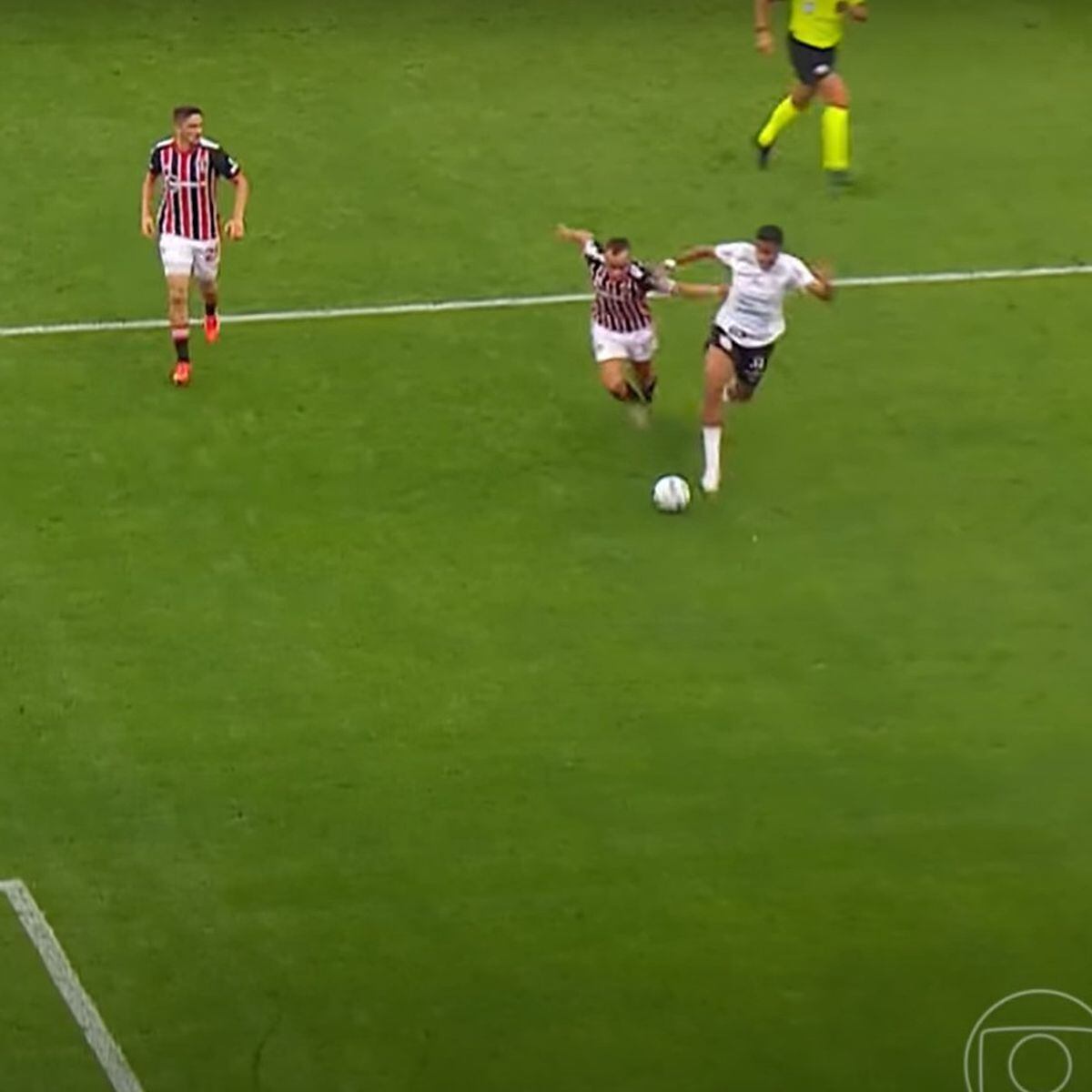 Capita vê pênalti para o São Paulo em bola no braço. Assista por