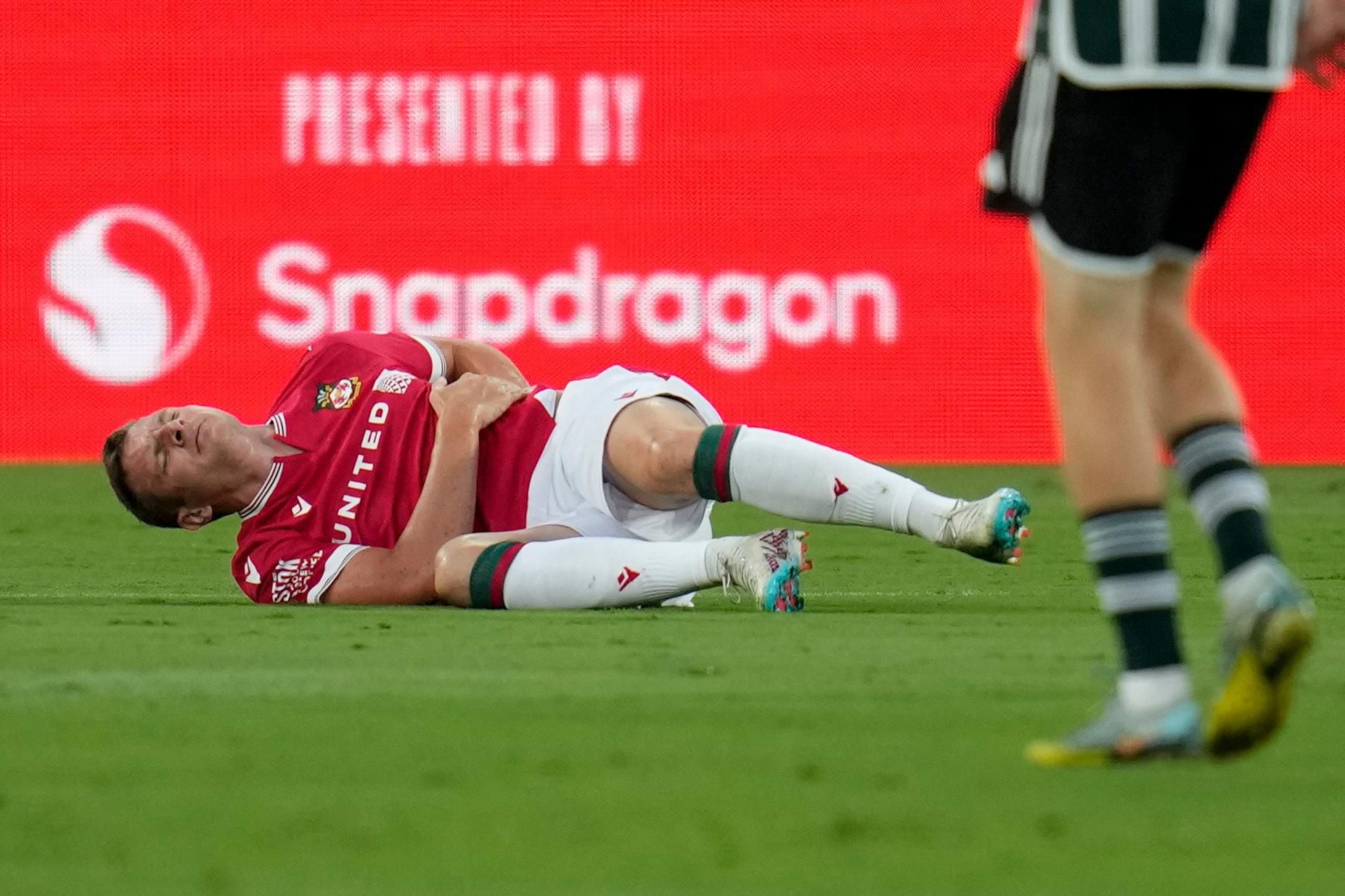 Jogador sofre parada cardíaca durante partida do Campeonato Inglês