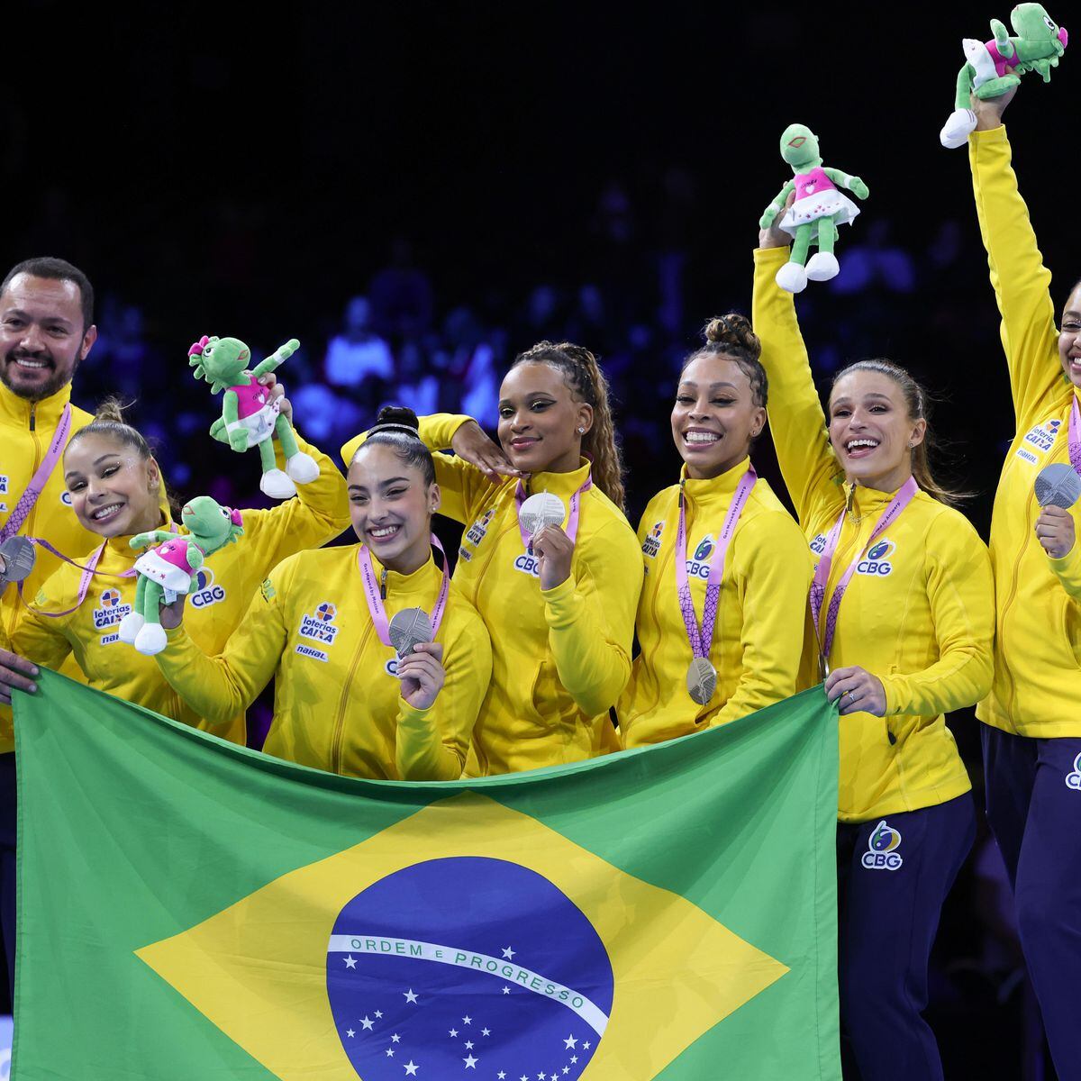 Brasil conquista prata inédita na final por equipes no Mundial de