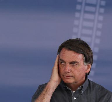 Sem máscara, Bolsonaro joga sinuca e provoca aglomeração no Ceará