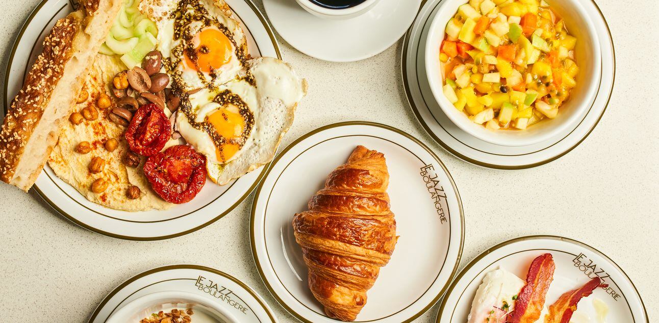 Café da manhã inglês com ovos fritos, bacon, queijo, tomate no