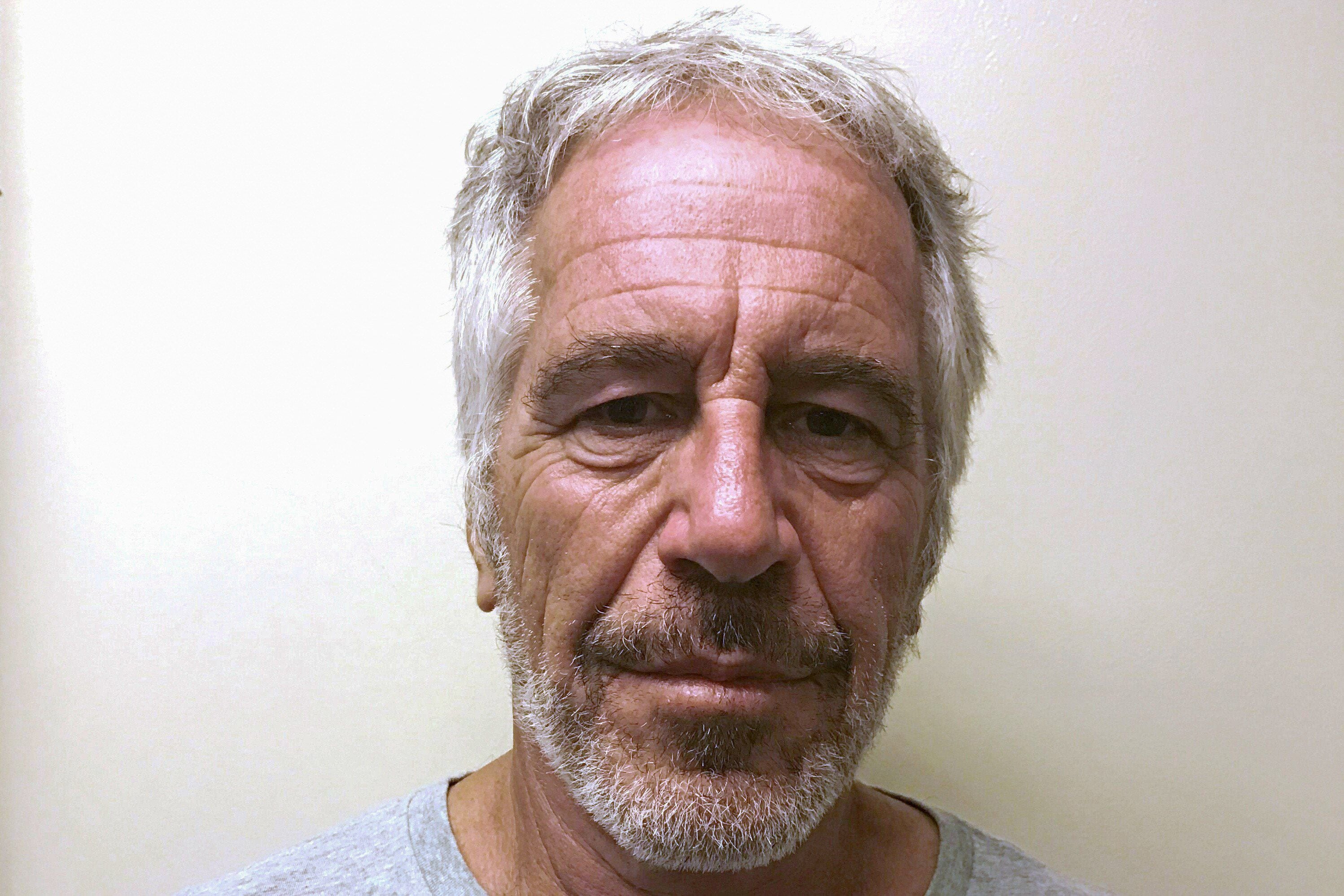 Autópsia de Epstein confirma suicídio por enforcamento - Estadão