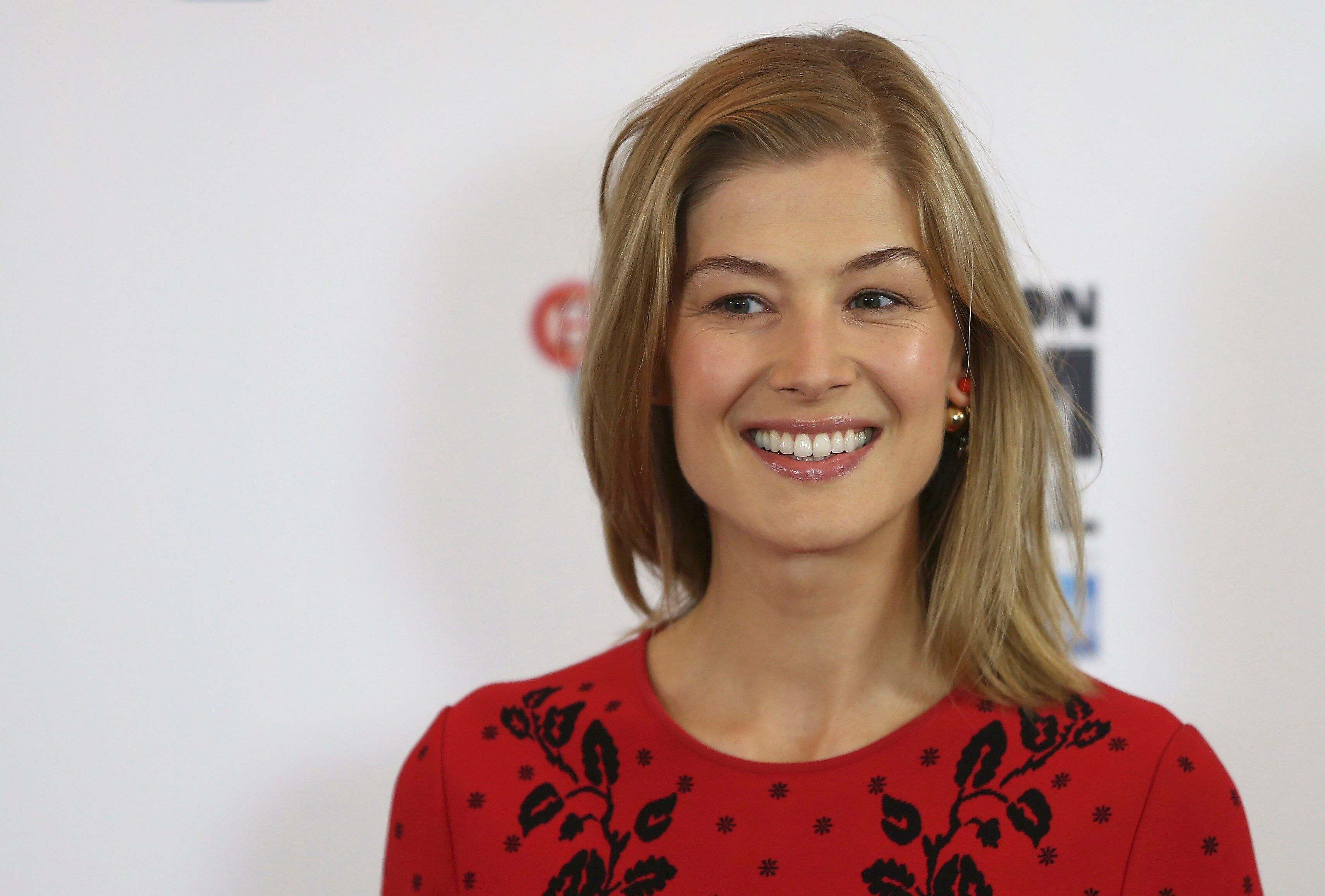 Rosamund Pike se recusou a ficar nua durante testes para filme de James  Bond - Estadão