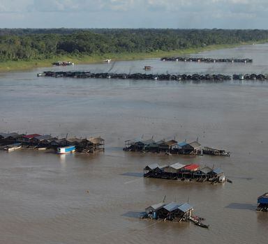 Para fugir da fiscalização, balsas de garimpo migram para Amazônia profunda  - 14/11/2022 - UOL TAB