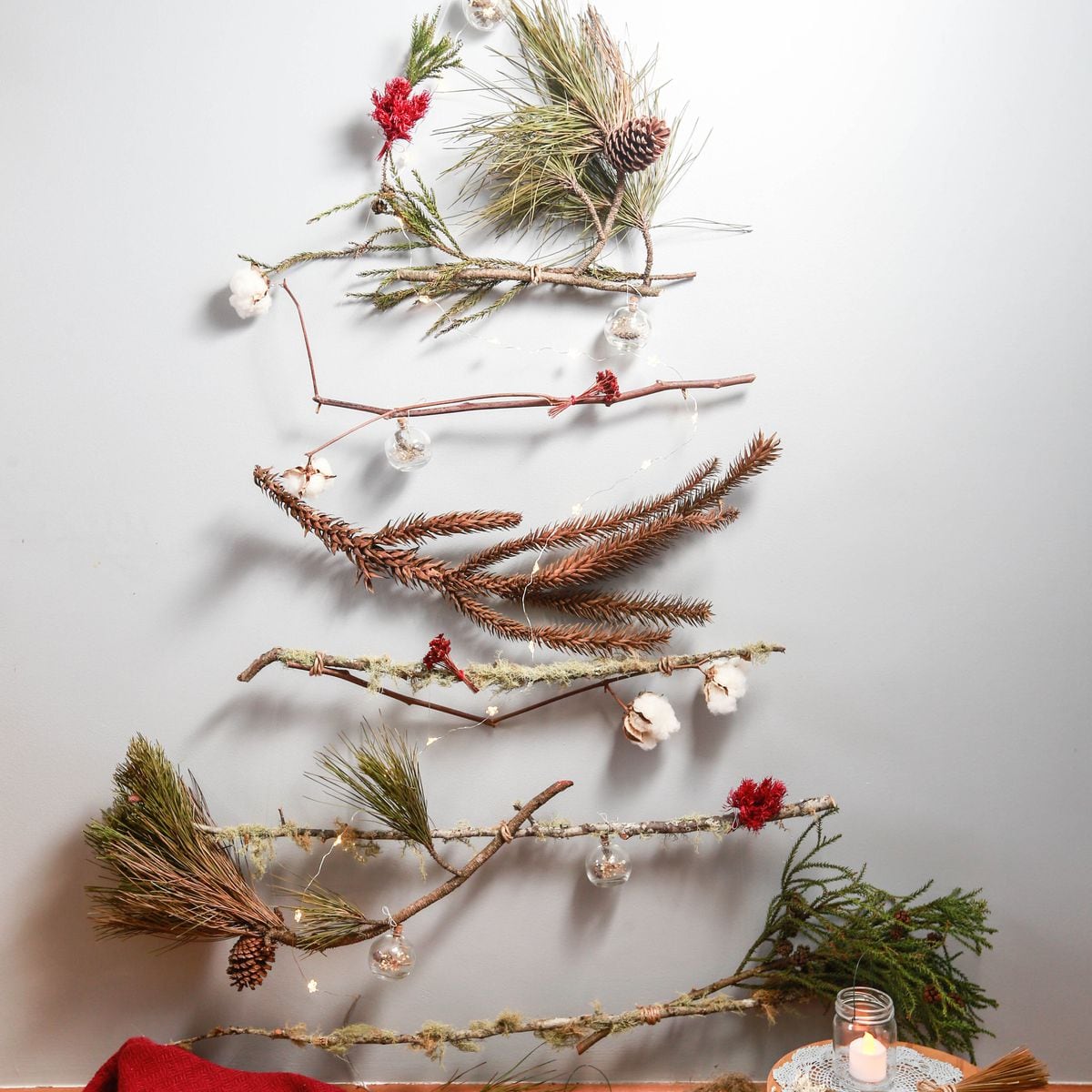 Fio diy e decoração de papel na árvore de natal
